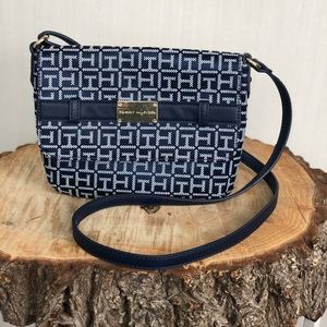 🎁 Tommy Hilfiger Crossbody Monogram Purse